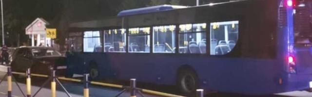 SAOBRAĆAJNA NESREĆA NA BRANKOVOM MOSTU: Vozač autobusa (52) izgubio svest za volanom I probio zaštitnu ogradu!