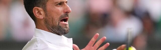 (FOTO) Novak se usred meča pozvao na venčanje: Prosidba na Vimbldonu, pogledajte kako je reagovao srpski teniser