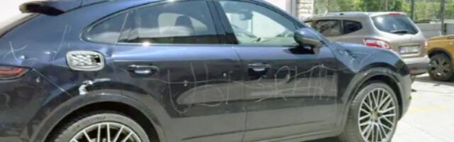 Vandalski napad u Istri! Na automobilu beogradskih tablica urezana jeziva poruka! (FOTO)