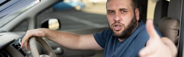 Novi nivo bahatosti: Ostavio automobil nasred dečijeg igrališta