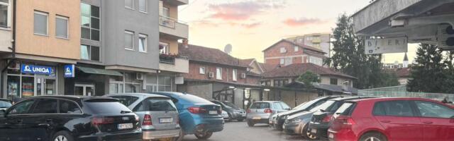 ČETIRI PARKING KAZNE POSTALE DUG OD 1.000 EURA! Samohrana majka troje djece iz Novog Pazara svesna je da i ona napravila jednu grešku, ali mnogo toga nije bilo do nje