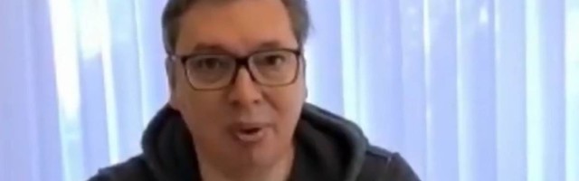 Vučić penzionerima zbog svega što su uradili za našu državu šalje tri kutije vitamina, koje mnogi od njih ne mogu da piju