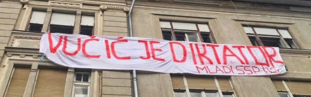 Transparent „Vučić je diktator“ ipak okačen u Novom Sadu
