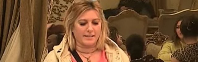 JELENA GOLUBOVIĆ DOŽIVELA SAOBRAĆAJNU NESREĆU: Udarila u kuću pokojnog pevača, od siline udarca iščupala drvo i ostala bez svesti!