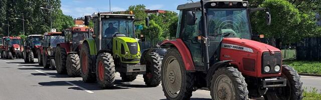 Poljoprivrednici iz Rače traktorima blokirali put ka Topoli