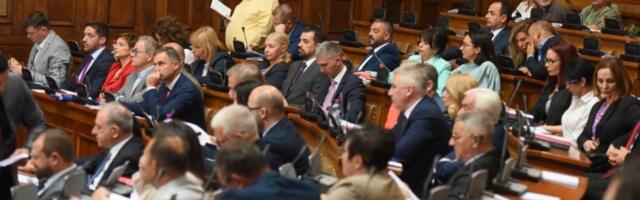 BESMISAO SRPSKE OPOZICIJE: Došli u Skupštinu Srbije, pa jednim potezom pokazali svu bezidejnost
