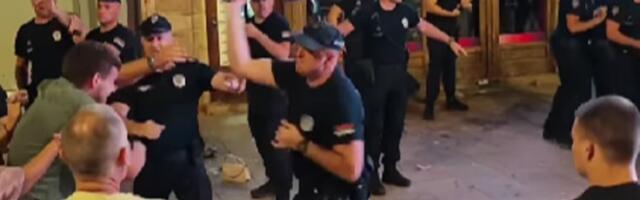 NAPETO U ČAČKU Građani ispred SNS - lete jaja i limenke, intervenisala policija (VIDEO)