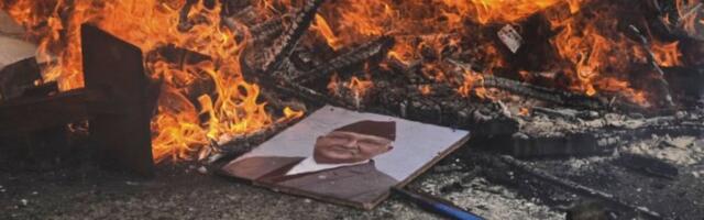 SPALJENA KUĆA MINISTRA ENERGETIKE, KEŠ BAČEN KROZ PROZOR, PRETUČENA ŠEFICA DIPLOMATIJE! Nema mira u Nepalu! (VIDEO)