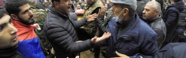 (UZNEMIRUJUĆI VIDEO) BRUTALNO LINČOVANJE PREDSEDNIKA JERMENSKE SKUPŠTINE! Demonstranti zauzeli parlament, predsednik u TEŠKOM STANJU!