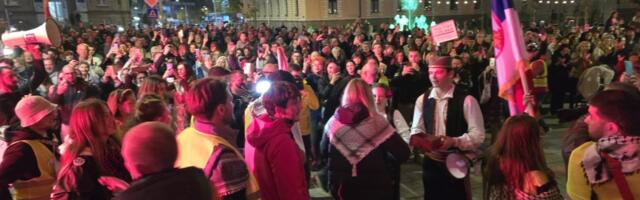 Šumadijsko srce kuca za Novi Pazar: Kragujevčani dočekali studente koji pešače do Novog Sada (FOTO)