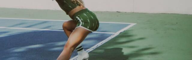 Svi gledaju u njene noge i trljaju oči u neverici: Atraktivna Srpkinja tenis igra - u štiklama! /VIDEO/