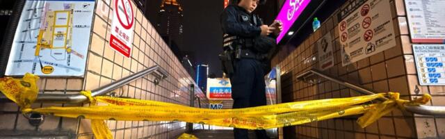 Izvršio masakr u metrou, a onda skočio sa zgrade: Dramatični snimci napada - napadač pod maskom bacao Molotovljeve koktele (VIDEO)