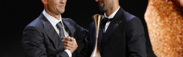 ŠOK-SNIMAK: Nakon što je uručio priznanje Novaku Đokoviću, Ronaldo učinio neshvatljivo! (VIDEO)