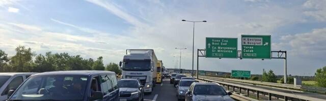 SVE STOJI! Kamion se prevrnuo nasred puta, nastao kolaps na uključenju za obilaznicu u Surčinu - ljudi izašli iz vozila i čekaju (FOTO/VIDEO)