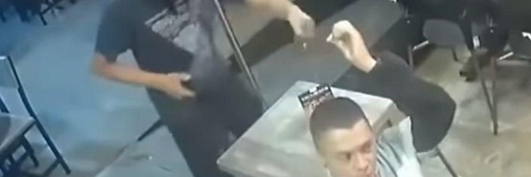 Uživanje u kvalitetnim pilećim krilcima koje ni pljačka ne može prekinuti