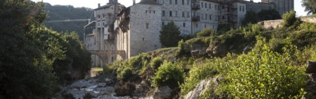 ČUDO NA SVETOJ GORI! Upokojio se NAVIJAČ MONAH, telo mu istrurilo, ali ne i RUKA! EVO ŠTA JE U NJOJ I DRŽAO! (FOTO)