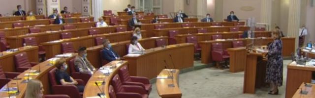 SRAMNI NAPAD NA SRPSKU POSLANICU U HRVATSKOM PARLAMENTU! Saborska koleginica se SMEJALA DOK JE ANJA GOVORILA, A ONDA JE ODLUČILA I DA JE "ISPRAVI"! (VIDEO)