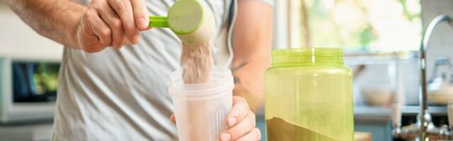 Da li proteine treba piti sa vodom ili sa mlekom?