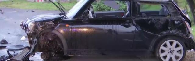 Auto sleteo na pešačku stazu kod Autokomande (FOTO)