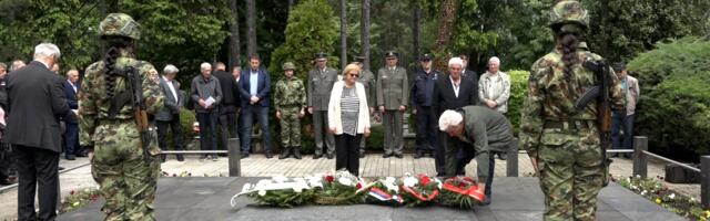 Dan pobede nad fašizmom: Na Partizanskom groblju položeni venci (VIDEO)