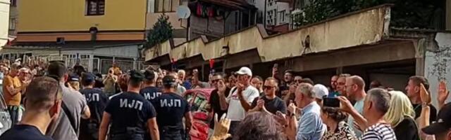 Saslušanje uhapšenih posle protesta u Užicu, okupljeni građani pružaju podršku privedenima