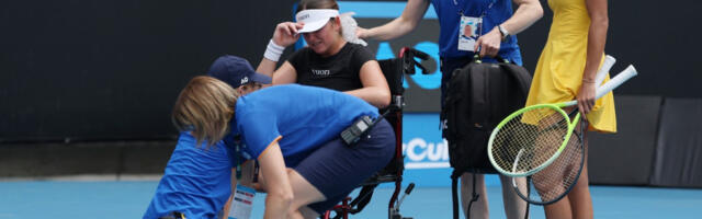 Drama u Melburnu: Šok prizor, teniserku izneli sa terena, nije mogla da stoji na nogama (VIDEO)