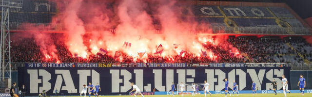 (VIDEO) Gori "Maksimir"! "Torcida" zapalila čuvenu zastavu "bed blu bojsa" uoči derbija, haos u Zagrebu
