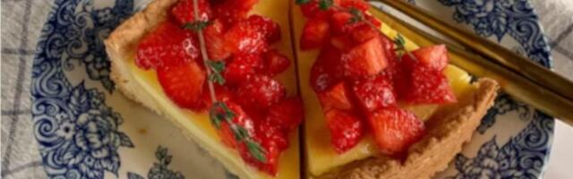 Bez pečenja gotova za 15 minuta: Brza plazma torta sa jagodama - ukus je čista desetka