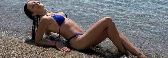 Bivša poslanica se zapire u plićaku! Tangice joj nažuljale intimu - Jaka je sa svih strana (VIDEO)