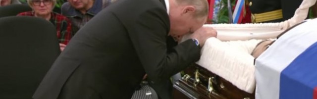 Putina savladale emocije na sahrani poginulog prijatelja, jedan detalj svima zapao za oko! /VIDEO/