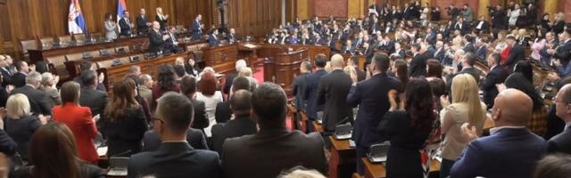 SNS-ovci tri minuta stajali i aplaudirali Vučiću