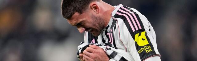 Vlahović na štakama! Pojavila se prva fotka srpskog golgetera posle operacije /FOTO/