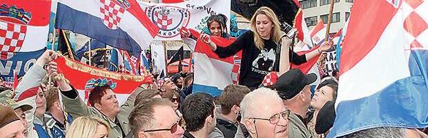 RASTE NAPETOST IZMEĐU HRVATA I BOŠNJAKA! Više stotina katolika protestovalo zbog zabrane Adventa u mešovitom Gornjem Vakufu! "Šalju naoružanu policiju na decu"