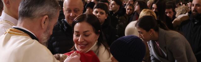 Ceca Ražnatović sa UNUCIMA NA LITURGIJI u Hramu Svetog Save, oduševila opuštenim izdanjem, a evo šta je poželela svima nakon PRIČEŠĆA! (VIDEO)
