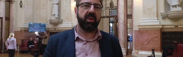 Lazović: Vlast se valja u blatu na odvratnoj proslavi, privlači svoje iskonsko radikalsko jezgro