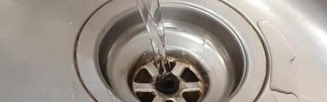 Sipajte ovo u sudoperu pre spavanja: Ujutru će cevi biti kao nove, a neprijatan miris će prosto nestati