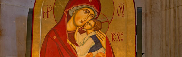 SVETINJE NA PODU, POD NOGAMA I NA DONJEM VEŠU: Kineski brend oskrnavio likove Hrista i Bogorodice - povredili verska osećanja miliona hrišćana