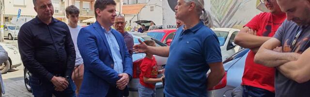 DELEGACIJA OPŠTINE VOŽDOVAC RAZGOVARALA SA STANARIMA U VOJVODE STEPE 198: Država vas neće ostaviti same (FOTO)