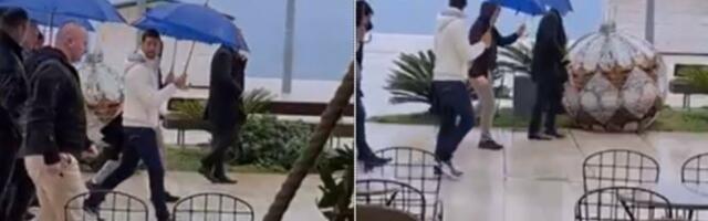 POJAVIO SE VIDEO! Pada kiša, Đoković šeta obalom, a oko njega...