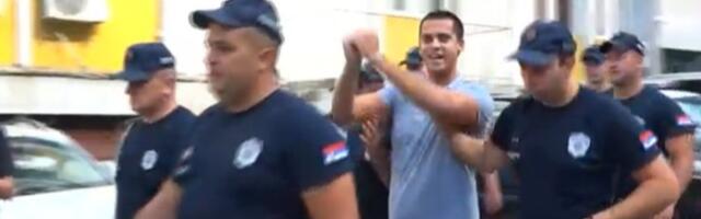 Užice na nogama zbog advokata Novakovića: Sprovode ga sa lisicama, okupljeni uzvikuju njegovo ime (VIDEO)