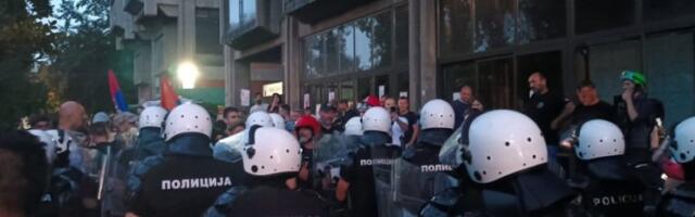 BLOKADERI BACAJU TOPOVSKE UDARE NA POLICIJU: Sudenti huligani prave haos u Novom Sadu