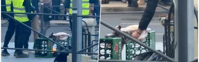 CRVENI FESOVI I PRASENCE Besmislen performans blokadera u centru Beograda, evo šta su radili ispred Studentskog trga (VIDEO)