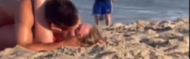 Perverzna scena na plaži: Navalio pa ne staje - snimak para u zanosu zgrozio kupače, umalo nastala tuča (VIDEO)
