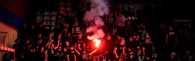 Skandal u Novom Sadu: Meč Vojvodina – Partizan prekinut, navijači ubacivali topovske udare na teren! /VIDEO/