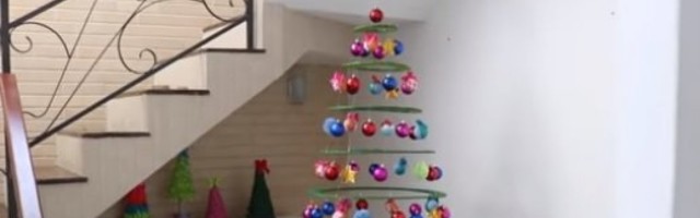 (VIDEO) NAPRAVITE LEBDEĆU JELKU OD KARTONA! Ovaj projekat ne zahteva ni mnogo vremena ni mnogo novca