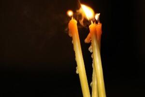 Данас су Митровске задушнице,  молитвама и паљењем свећа сећамо се преминулих