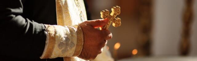 Ljubite li ruku svešteniku? Značenje tog običaja