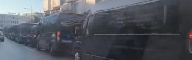 Sve vrvi od policije u NS: Džipovi i marice svuda po gradu (VIDEO)