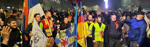 Vatromet, baklje, crveni tepih, hleb, so i mlevena parika, ali i suze veterana na dočeku studenata u Leskovcu (video)