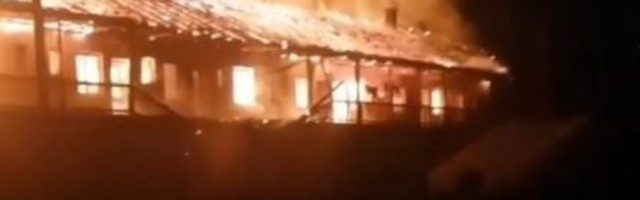 VELIKI POŽAR U BAČU Izgorela stambena zgrada, ugroženo 20 porodica (VIDEO)